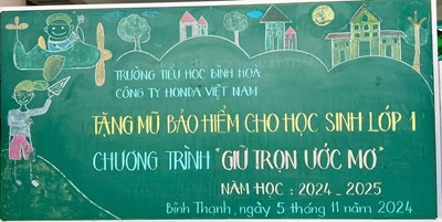 Trường TH Bình Hòa tặng MBH phối hợp dạy ATGT (theo quy định); hướng dẫn HS cách đội MBH đúng.