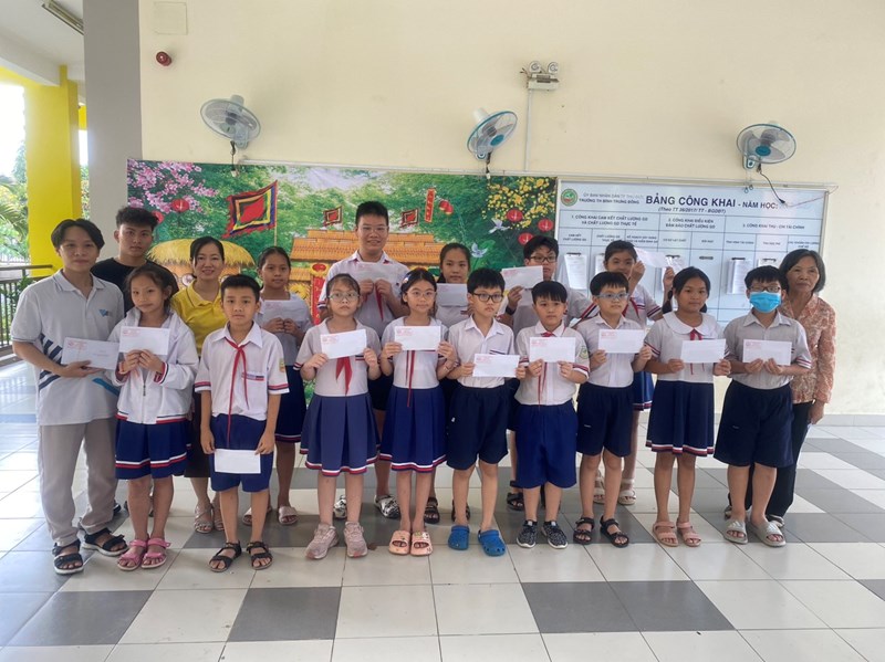 Lễ trao học bổng lá xanh đợt 2, năm học 2023 - 2024