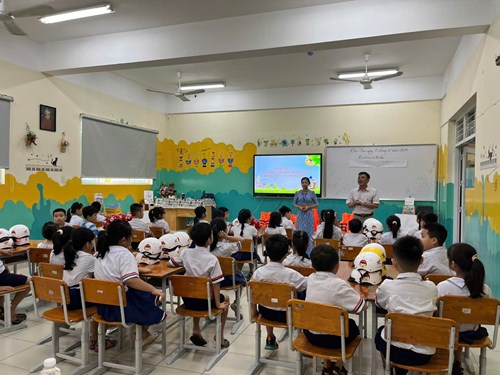 Tiết học mở: Môn Tự nhiên và Xã hội, bài  Tham gia giao thông an toàn ( Tiết 2) - GVCN Trần Thị Hiền và các em học sinh lớp 2/7 (sáng ngày 13/12/2024).