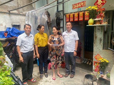 Liên tịch trường Tiểu học Chính Nghĩa thăm và tặng quà cho hộ gia đình bà Lữ Thị Huệ nhân dịp ngày thương binh liệt sĩ 27/7/2024