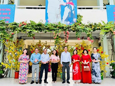 Các thầy cô khối 5 chúc xuân