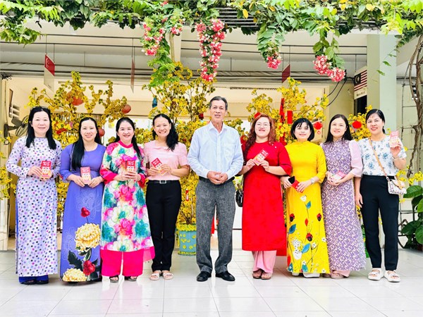 Các thầy cô khối 2 chúc xuân