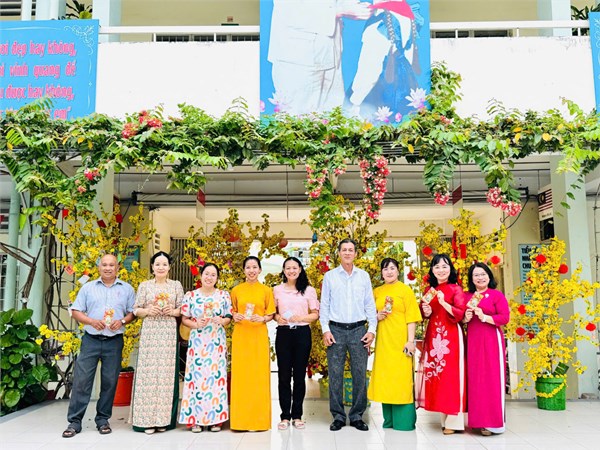 Các thầy cô khối 4 chúc xuân