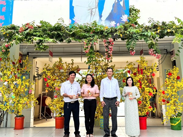 Các thầy cô tổ anh văn chúc xuân