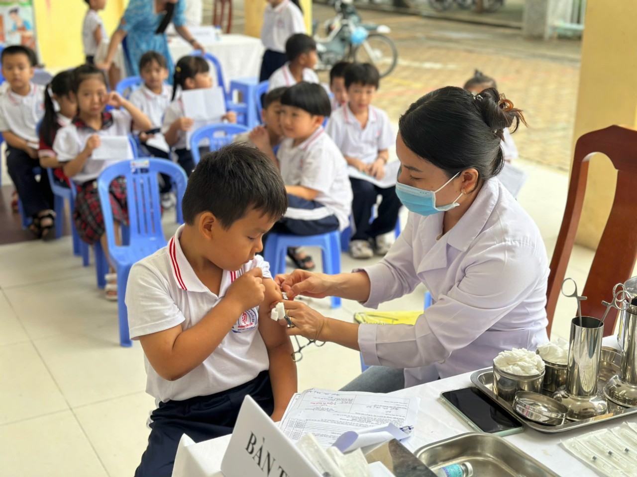 Tiêm ngừa Sởi cho học sinh tại Trường Tiểu học Dương Văn Lịch