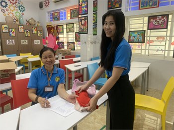 Công đoàn viên tham gia đóng góp áo dài thực hiện Chương trình “Áo dài - Trao gửi yêu thương” năm 2025