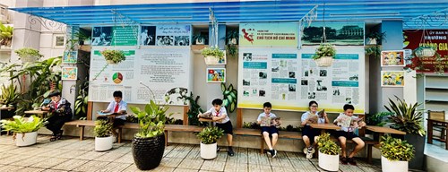 Đọc báo đội hàng tuần tại không gian văn hóa hồ chí minh