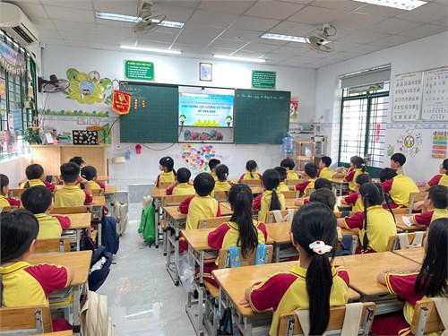 Sinh hoạt lớp nhi đồng chi độitheo bước chân những người anh hùng học tập về anh hùng bế văn đàn