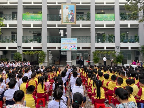 Sáng nay, Trường Tiểu học Hồ Văn Huê phối hợp cùng KNS Rồng Việt tổ chức chuyên đề “Làm chủ cảm xúc”, giúp học sinh nhận diện và quản lý cảm xúc hiệu quả