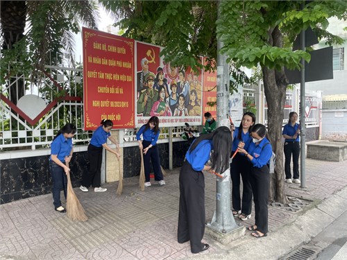Chi Đoàn Hồ Văn Huê tổ chức hoạt động “Chủ Nhật Xanh”