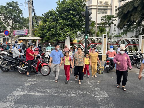 Trường Tiểu học Hồ Văn Huê ra quân đảm bảo trật tự, an toàn trước cổng trường
