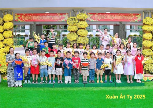 Không khí rộn ràng đón Tết Ất Tỵ của tập thể Cô trò học sinh Khối 2
