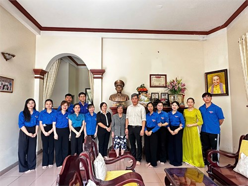 Chi Đoàn Hồ Văn Huê thăm hỏi và tặng quà cho gia đình liệt sĩ Hồ Văn Huê nhân dịp 80 năm ngày thành lập Quân đội Nhân Dân Việt Nam.