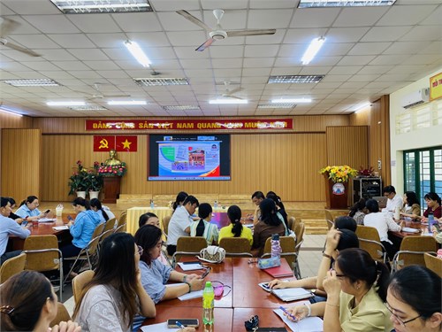 Sáng ngày 15/7/2024, CBQL và giáo viên các trường tiểu học quận Tân Phú tham gia tập huấn Sách giáo khoa lớp 5 - môn Âm nhạc (trực tuyến) tại điểm cầu Trường Tiểu học Huỳnh Văn Chính.