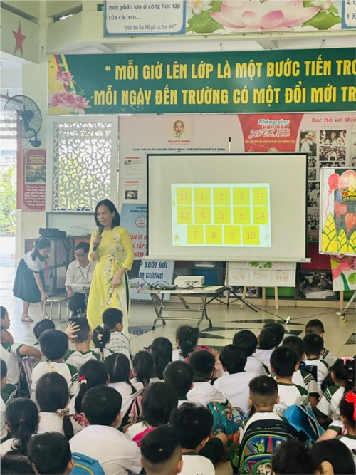 Tiết hoạt động trải nghiệm của Khối 3 và Khối 4 - Yêu thương gia đình, Quý trọng phụ nữ - 25.3.2024