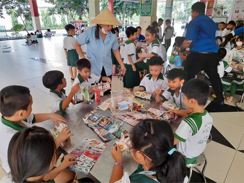 Giờ ra chơi trải nghiệm sáng tạo - Trang trí lồng đèn - 22.9.2023