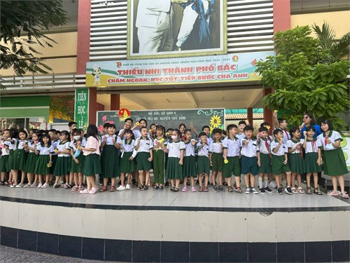Hoạt động trải nghiệm làm hoa kẹo tặng người phụ nữ mà em yêu thương - 08.3.2024