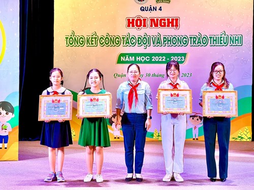 Liên đội nhận giấy khen trong Hội nghị Tổng kết công tác đội và phong trào thiếu nhi năm học 2022 - 2023 - 30.9.2023