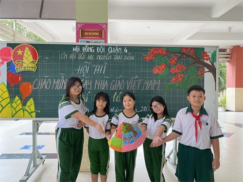 GV và HS tham gia hội thi Trang trí nón lá chào mừng ngày 20.11 - 15.11.2023