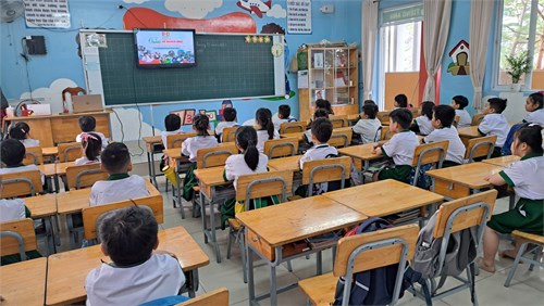 Học sinh xem video 65 năm Phong trào Kế hoạch nhỏ - 25.12.23