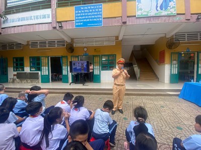 Tuyên truyền phổ biến giáo dục pháp luật an toàn giao thông
