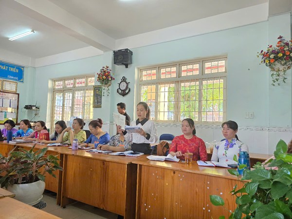 Chi bộ tổ chức hoạt động giới thiệu sách về Bác Hồ.