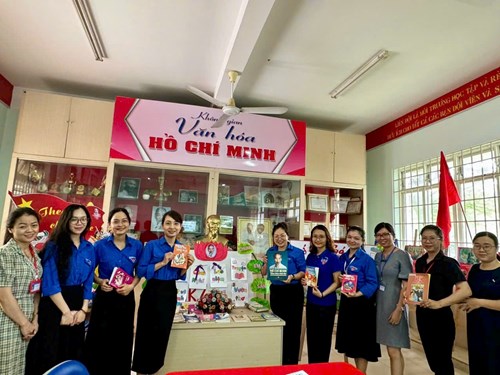 Đoàn viên Chi đoàn Trường Tiểu học Lê Văn Tám sinh hoạt tại không gian văn hóa Hồ Chí Minh