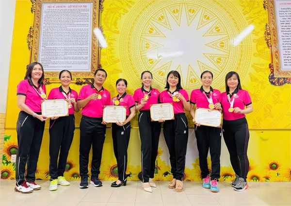 Cán bộ quản lý, giáo viên Trường Tiểu học Lê Văn Thọ, Quận 12 tham gia hội thao chào mừng 42 năm Ngày Nhà giáo Việt Nam do Liên đoàn lao động Quận 12 tổ chức