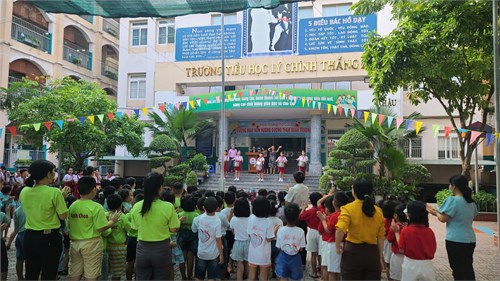 Chào Đón Các Em Học Sinh Trường Mầm Non Hướng Dương Vào Tham Quan Trường