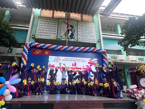 Tiết mục văn nghệ ngày Lễ ra trường của học sinh lớp 5/2_ Cô Anh Đào_Năm học: 2023-2024