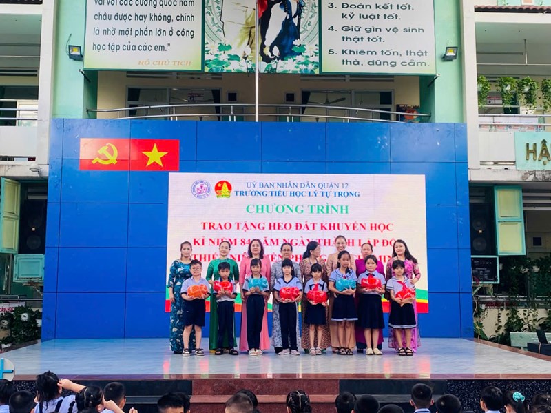 “nuôi lợn đất giúp bạn đến trường”