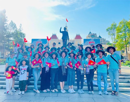 Chi bộ - chi đoàn trường tiểu học lý tự trọng tổ chức hành trình về nguồn “thành phố tôi yêu”