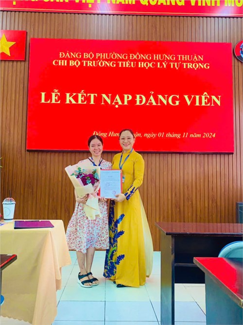Lễ kết nạp đảng viên mới của Chi bộ Trường Tiểu học Lý Tự Trọng