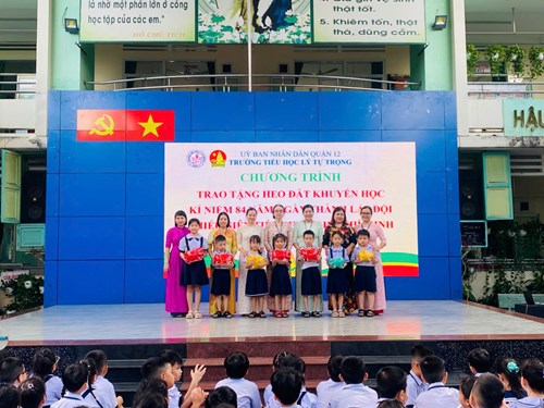 Trao tặng heo đất khuyến học chăm lo cho học sinh khó khăn