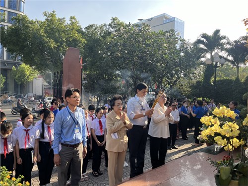 Trường nguyễn đình chính viếng thăm đài liệt sỹ
nhân kỉ niệm 79 năm ngày thành lập quân đội nhân dân việt nam