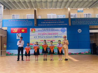 CHÀO CỜ ĐẦU TUẦN - TUYÊN TRUYỀN AN TOÀN GIAO THÔNG   ---------------------------------   Sáng ngày 07/10/2024, Trường Tiểu học Nguyễn Khuyến tổ chức buổi tuyên truyền về an toàn giao thông cho toàn thể cán bộ, giáo viên và học sinh nhà trường.