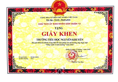 NGÀY HỘI “SỐNG XANH VÌ MÔI TRƯỜNG” NĂM 2024 
Sáng ngày 21/07/2024 Trường Tiểu học Nguyễn Khuyến Tham gia  Ngày hội  “Sống xanh vì môi trường năm 2024” ngày hội diễn ra với không khí sôi động, với những hoạt động đầy ý nghĩa: 
+ Trưng bày các sản phẩm Hội thi Sản phẩm tái chế. Giới thiệu các sản phẩm thân thiện với môi trường của trường học khác nhau: Bao bì thân thiện môi trường, năng lượng mặt trời, túi phân huỷ sinh học, ly giấy, ống hút giấy,...; 
Chúc mừng thầy cô tham gia Đạt giải Khuyến Khích trong Hội thi Sản phẩm tái chế hưởng ứng Ngày hội “Sống xanh vì môi trường” năm 2024.
🌷 Dưới đây là một số hình ảnh của hoạt động.