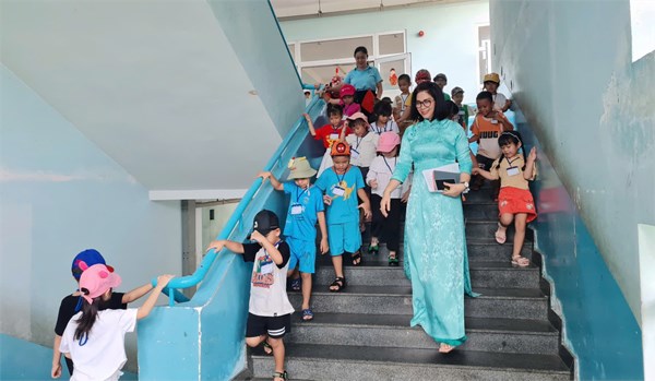 Chào đón các bé của trường mầm non hoa phượng đến với trường tiểu học nguyễn nhược thị