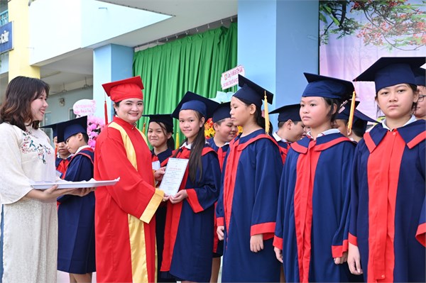 Lễ tri ân và trưởng thành của học sinh lớp 5