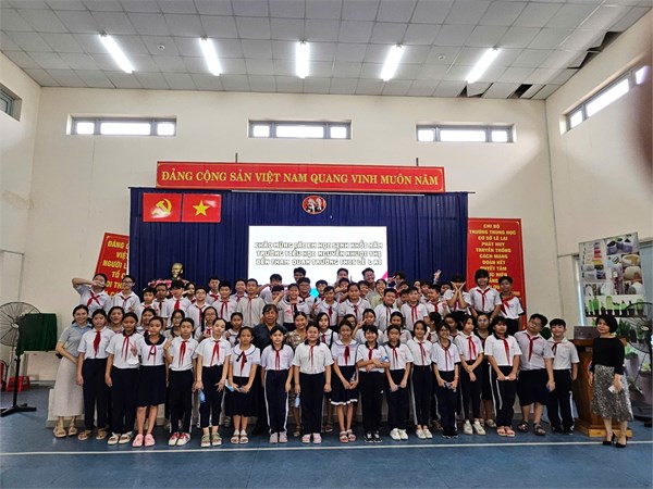Học sinh lớp 5 được dịp tham quan trường THCS Lê Lai.