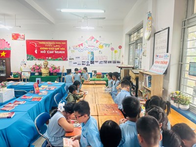 Tổ chức học sinh đọc sách tại Không gian văn hóa Hồ Chí Minh
