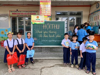 Chương trình  Trao yêu thương, sẻ chia hạnh phúc  năm học 2024 - 2025