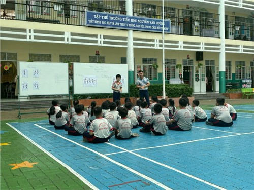 Thao giảng môn Giáo dục thể chất
Chủ đề: Tư thế và kỹ năng vận động cơ bản  - Bài: Bật xa (tiết 1)
Giáo viên: Nguyễn Hoàng Khiêm và học sinh lớp 4/5