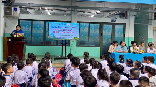 Thực hiện chuyên đề giáo dục ATGT trước cổng trường năm học 2024-2025.