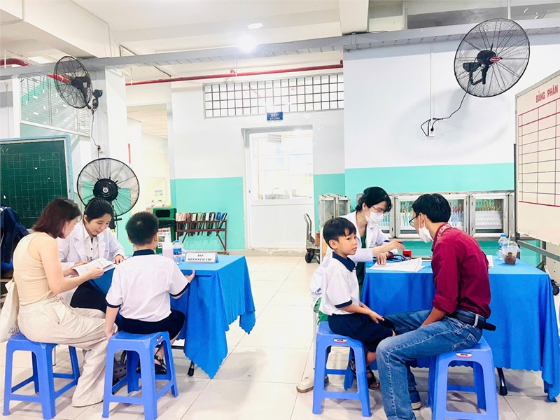 Tổ chức tiêm Vacxin sởi cho học sinh.