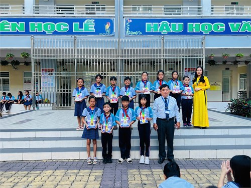 Hoạt động trải nghiệm – Sinh hoạt dưới cờ tuần 23