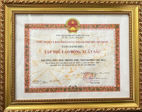 Trường Tiểu học Phong Phú được nhận khen Tập thể Lao động xuất sắc năm học 2021-2022