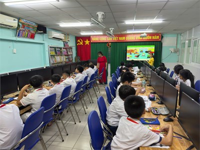 Câu lạc bộ Nghe nói Tiếng Anh Trường Tiểu học Phú Mỹ: Nơi học sinh thể hiện và phát triển tài năng.