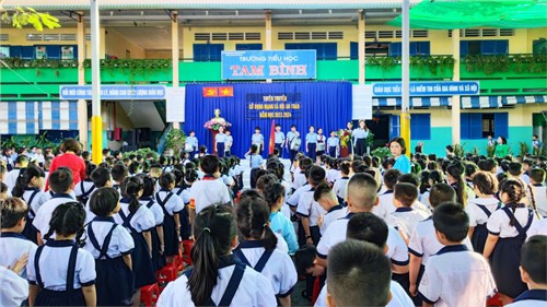Chào cờ tuần 17 và trao cờ luân lưu tuần 16 năm học 2023 – 2024