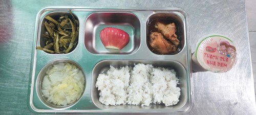 Suất ăn bán trú ngày thứ Tư (25/12/2024) của trường Tiểu học Tam Bình.